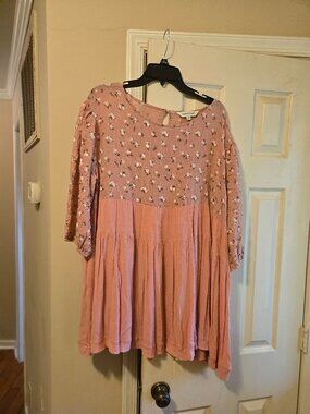 Davi & Dani babydoll style top in M, fits oversized. Cute top for any age.